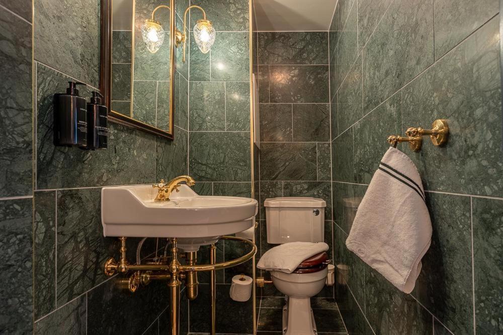 Koupelna v ubytování Hotel Pigalle