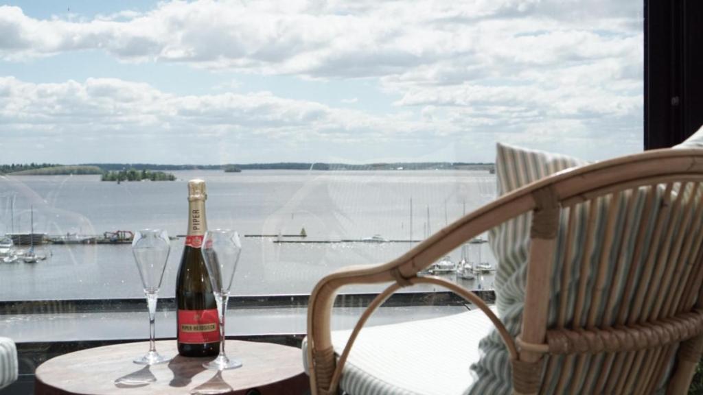 Výhled na řeku, která protéká v blízkosti hotelu