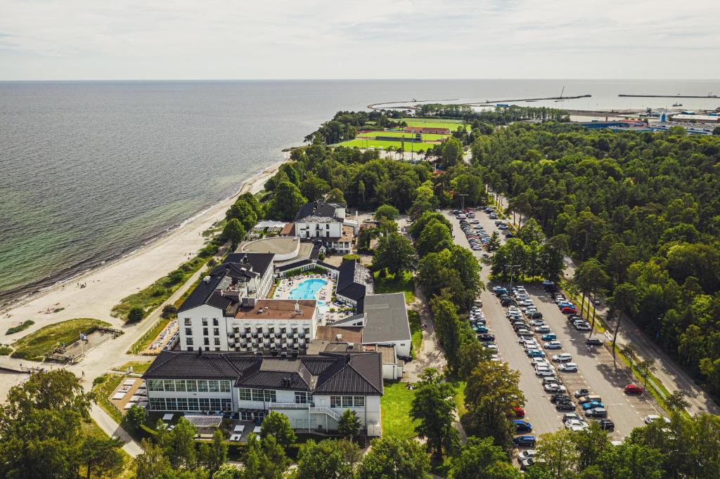 eine Luftansicht eines Resorts mit einem Parkplatz in der Unterkunft Ystad Saltsjöbad in Ystad