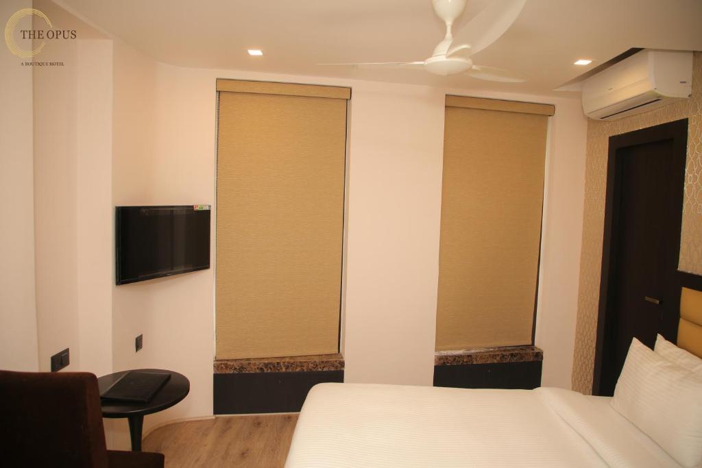 TV a/nebo společenská místnost v ubytování The Opus Kolkata - A Boutique Hotel