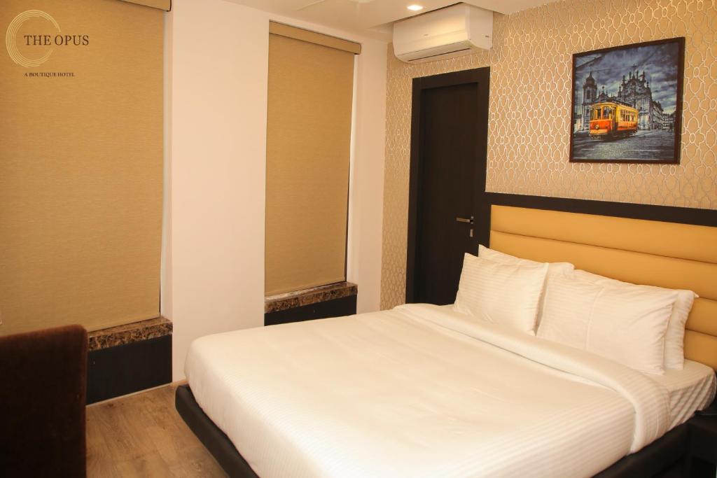 Postel nebo postele na pokoji v ubytování The Opus Kolkata - A Boutique Hotel