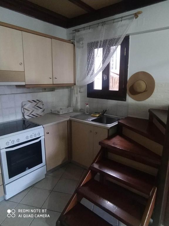 a small kitchen with a stove and a sink at Casa del Sol in Arónion
