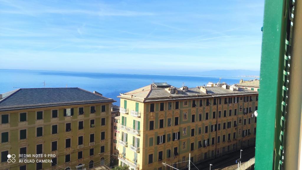 een uitzicht op de oceaan vanuit een gebouw bij AffittaCamere Columbus in Camogli