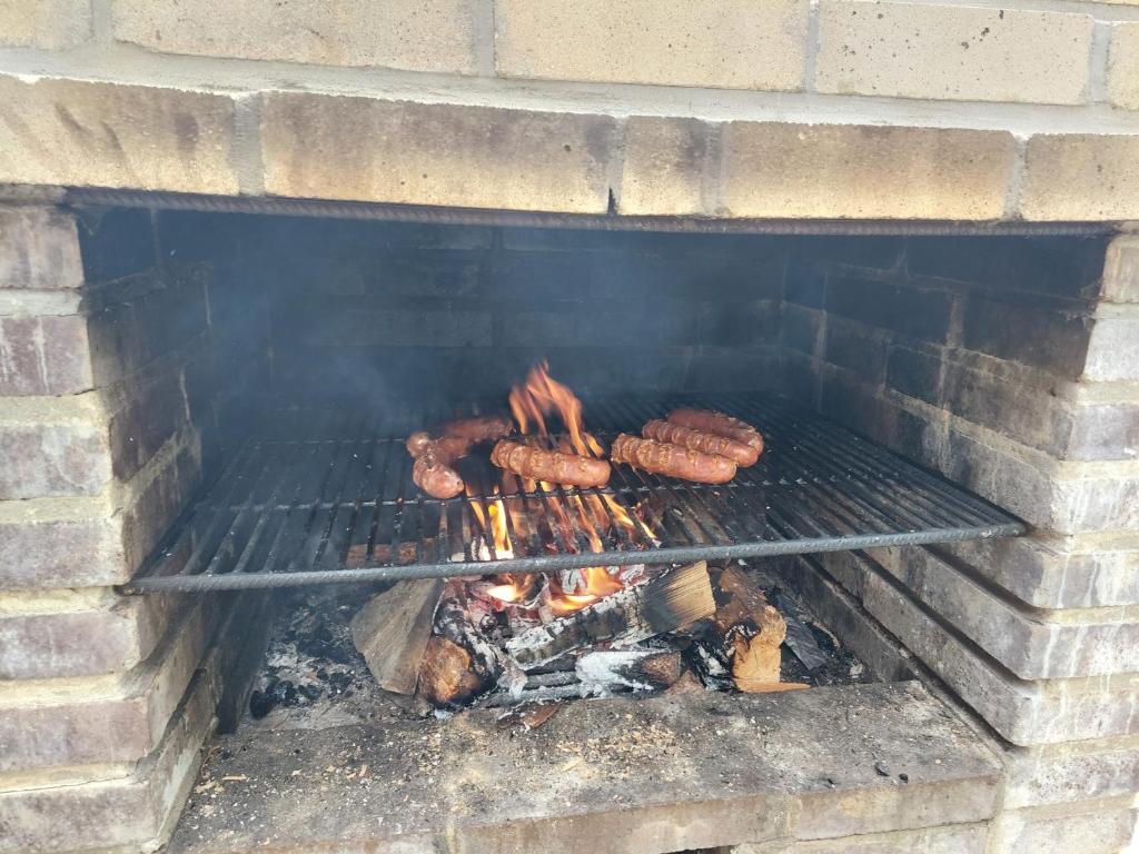 Gril pre hostí v horskej chate