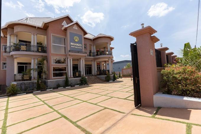 un grande edificio con un cancello di fronte di INGANZO BOUTIQUE HOTEL a Kigali