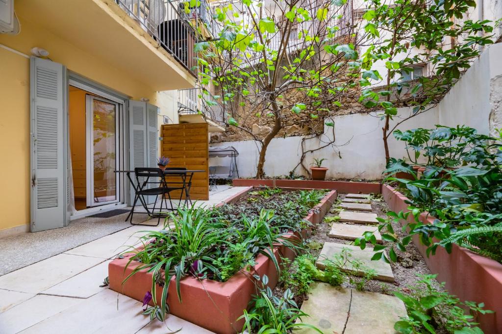 Gambar di galeri bagi Quiet Apartment with a Garden at Exarcheia di Athens
