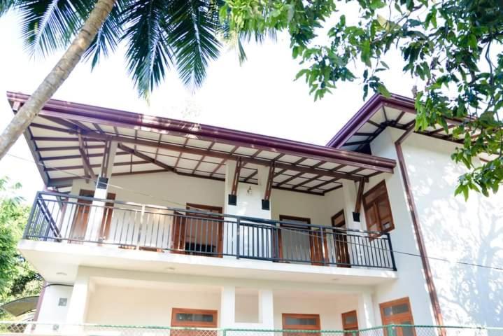 Casa bianca con balcone e palme di Virahi Villa a Wadduwa