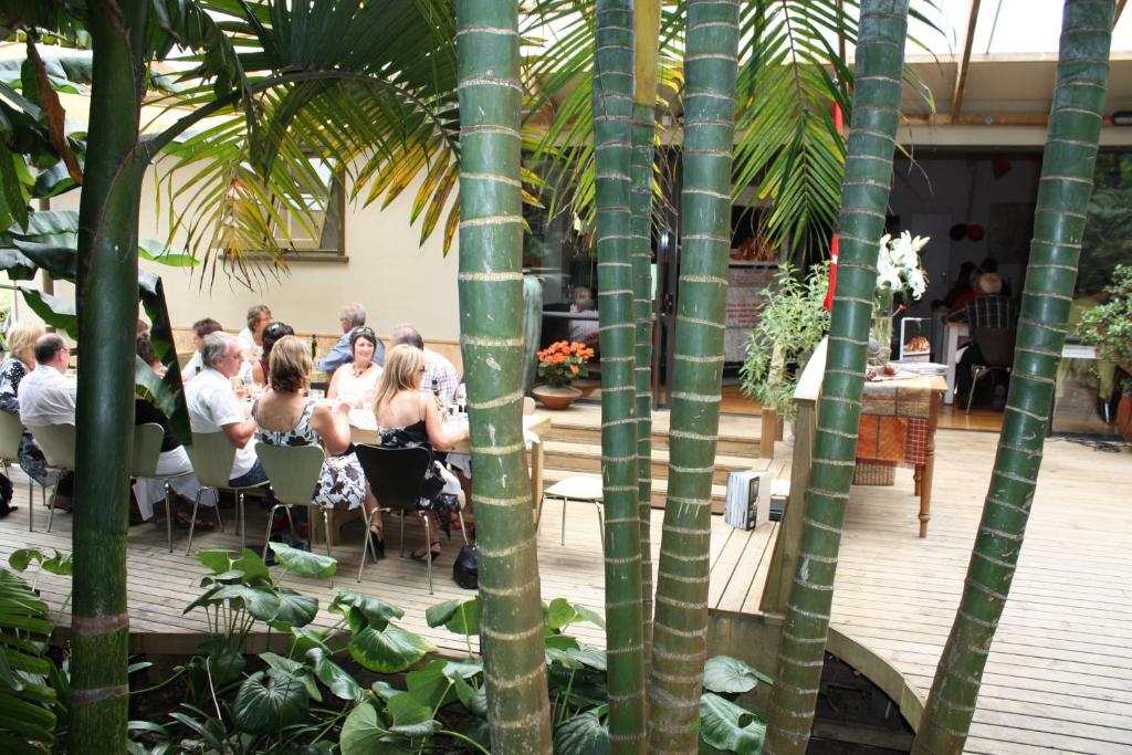 Restaurace v ubytování Wharepuke Subtropical Accommodation