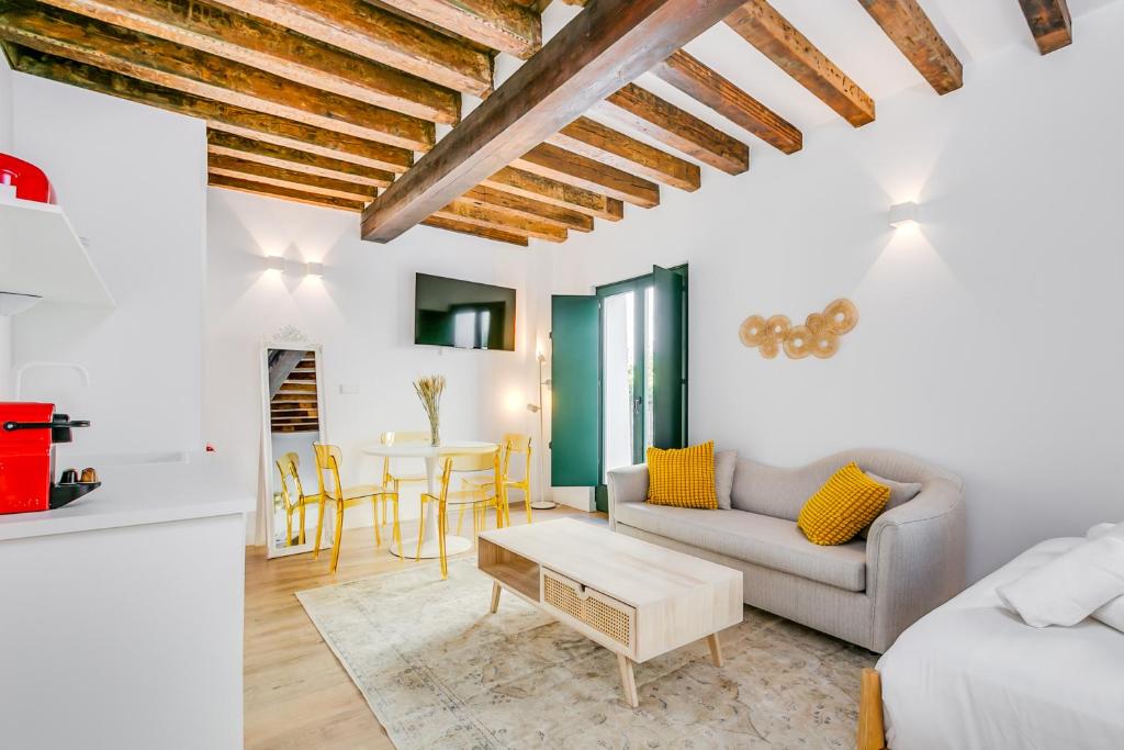 sala de estar con sofá y mesa en Palacio de Bobadilla Suites, en Cuenca