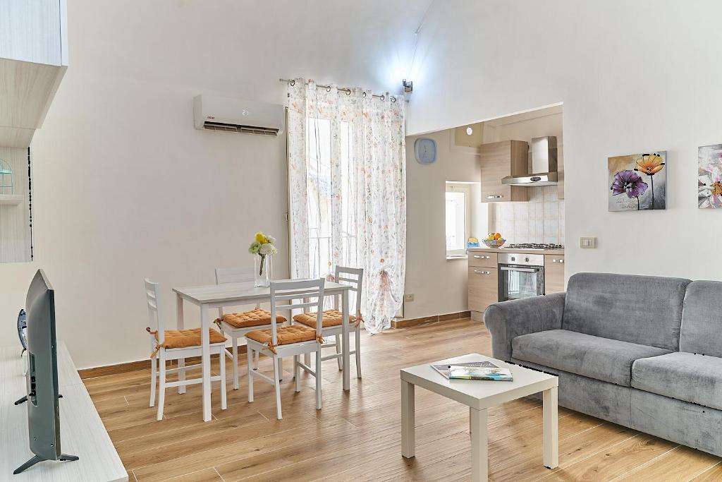 un salon avec un canapé et une table dans l'établissement Al Quindici, à Gaète