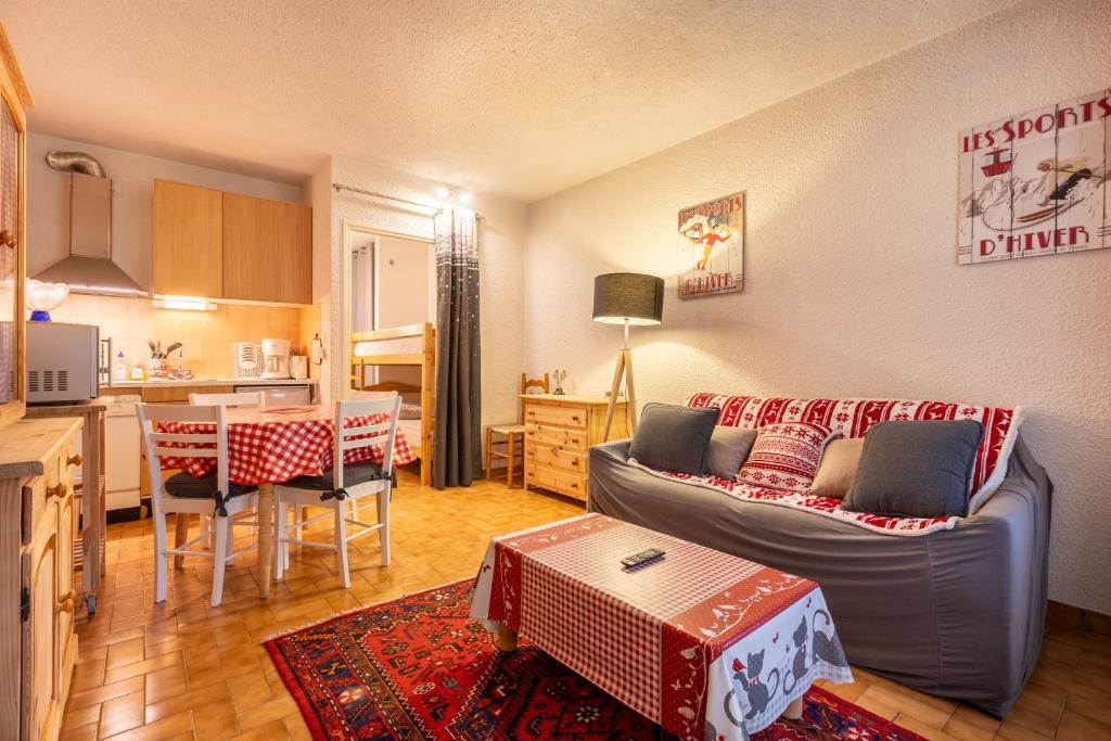 un salon avec un canapé et une cuisine dans l'établissement Le Roc d'Aude - Station Les Angles parking privé, aux Angles