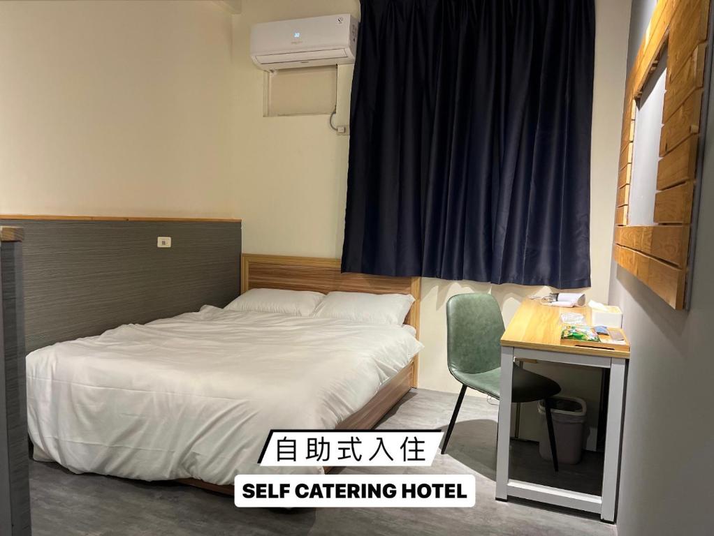 1 dormitorio con cama, escritorio y ventana en 森林寓 en Minxiong