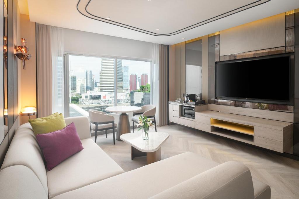 TV a/nebo společenská místnost v ubytování Pathumwan Princess Hotel - SHA Extra Plus Certified