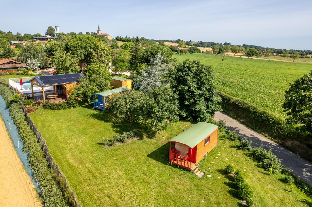 una vista aerea di una piccola casa in un campo di Domaine de la Cambre a Duffort