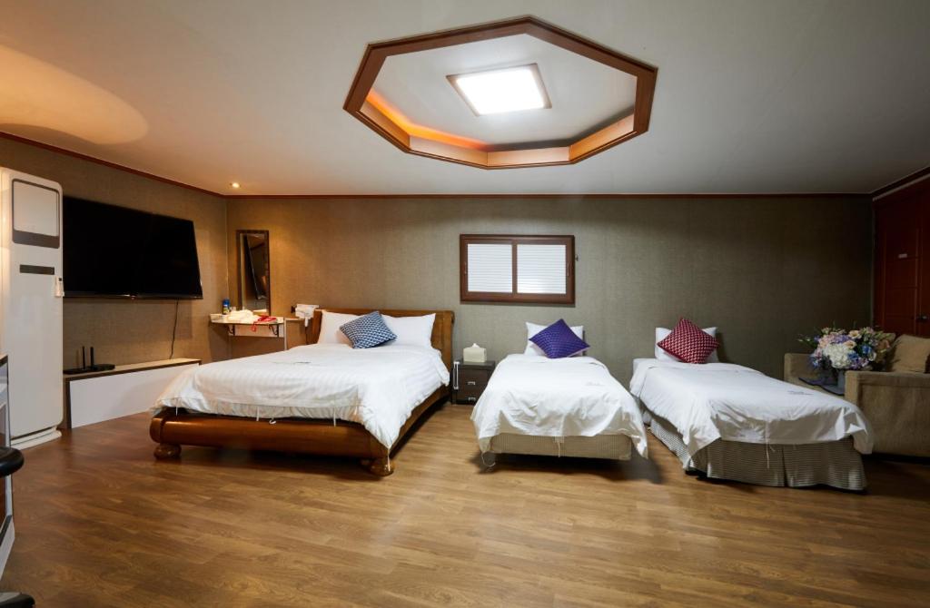Кровать или кровати в номере Buantreehotel Blackhouse