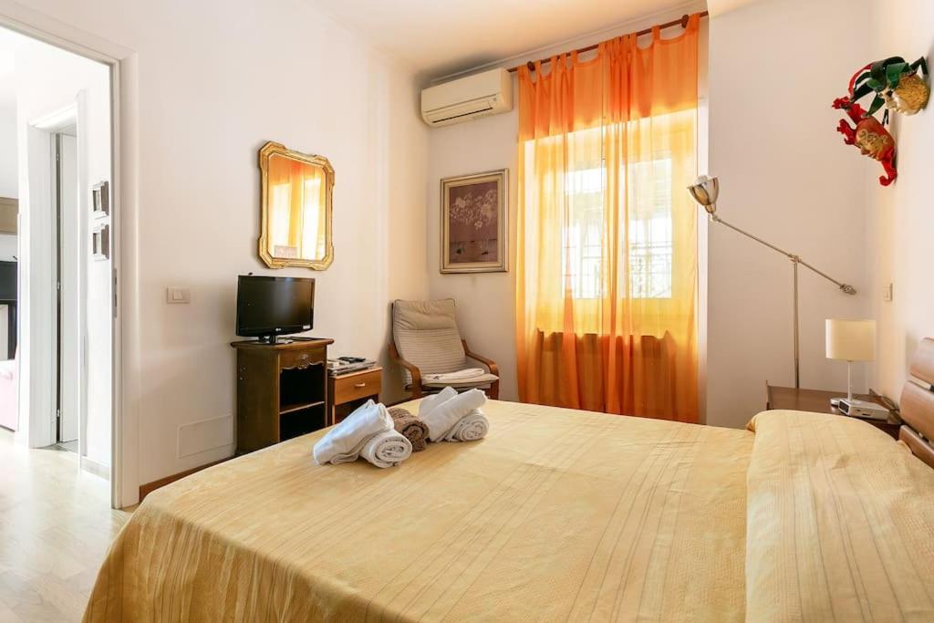 A bed or beds in a room at Casa Girasole