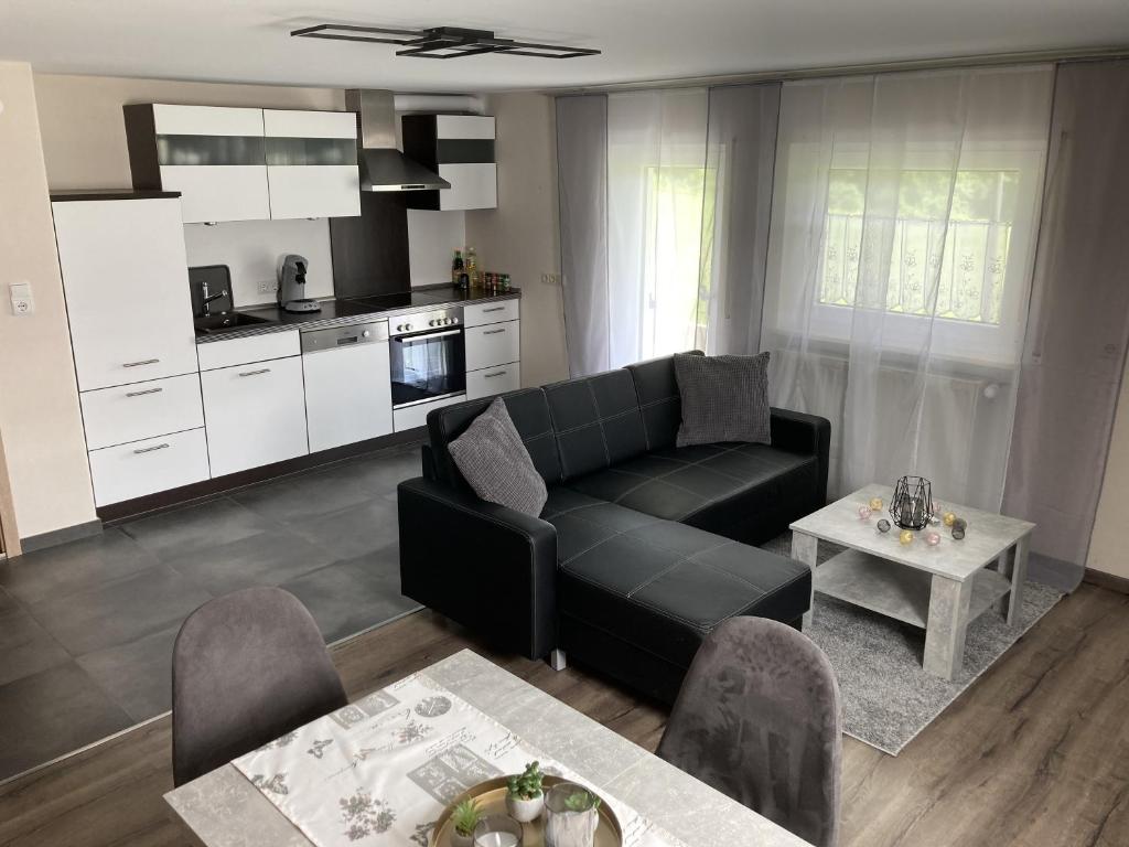 ein Wohnzimmer mit einem Sofa und einem Tisch in der Unterkunft Brunnerhof Urlaub auf dem Land in Hartenstein