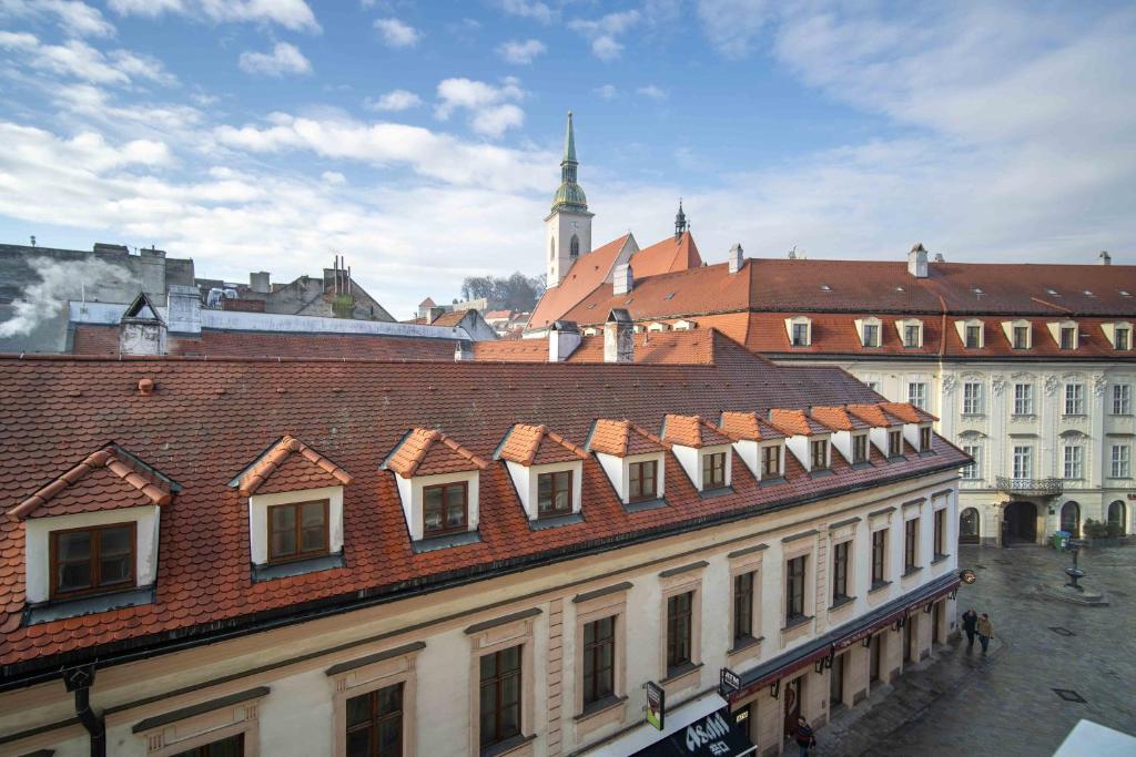 uma vista para uma cidade com edifícios e telhados em Best Location Apartment AIR-CONDITIONED em Bratislava