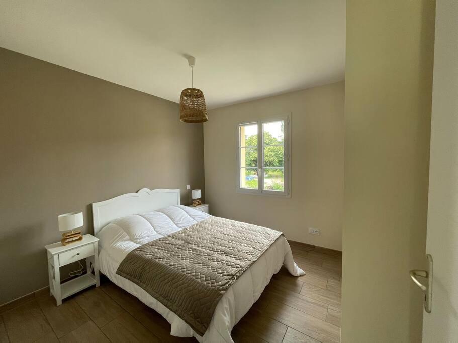 - une chambre avec un lit blanc et une fenêtre dans l'établissement Les Amandiers*Piscine chauffée*3 kms centre historique SARLAT, à Sarlat-la-Canéda