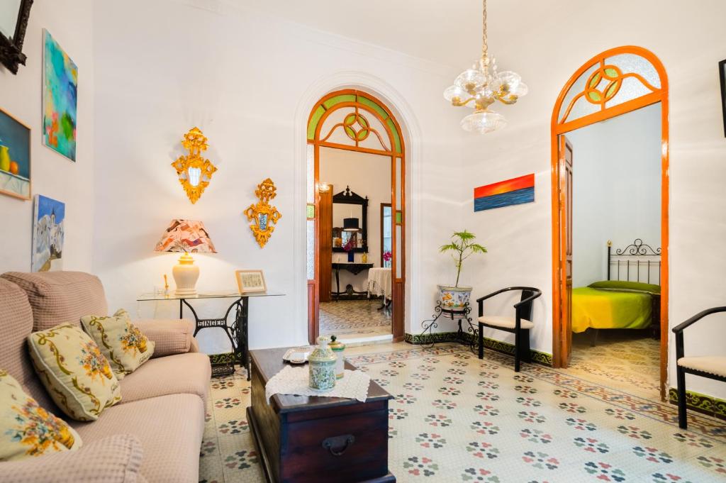 a living room with a couch and a mirror at Una casa azul in Manzanilla