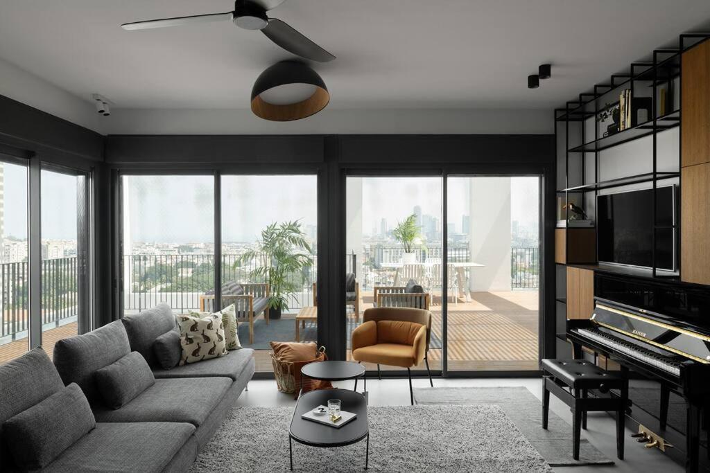 Een zitgedeelte bij THE Penthouse de luxe Yafo avec vue sur mer