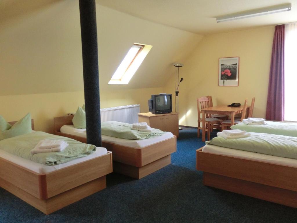 En eller flere senge i et værelse på Hotel Am Kleinbahnhof