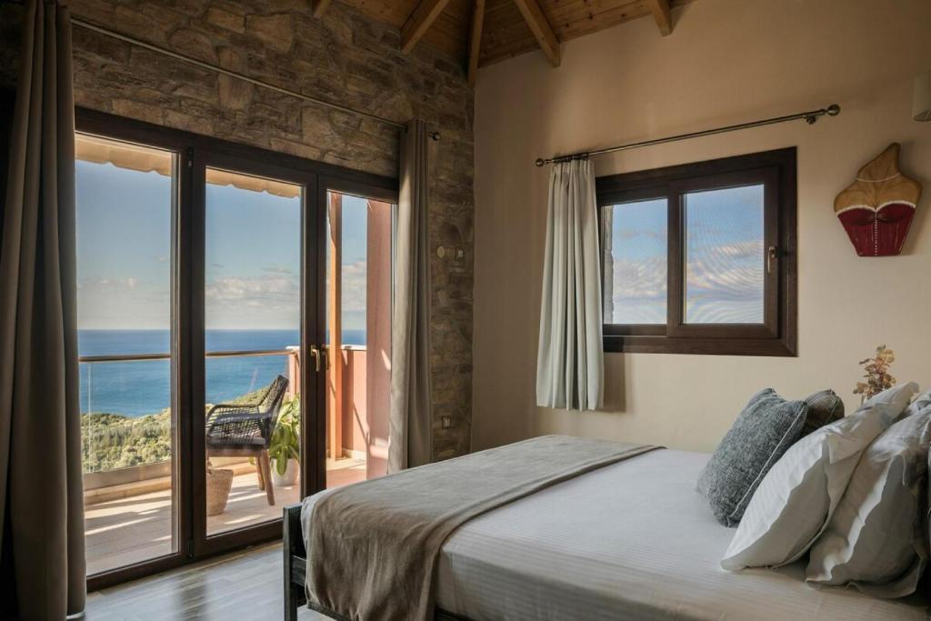 Postel nebo postele na pokoji v ubytování Entheos Private Villa Fiskardo Kefalonia Greece