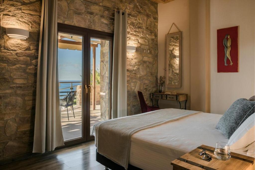 Postel nebo postele na pokoji v ubytování Entheos Private Villa Fiskardo Kefalonia Greece