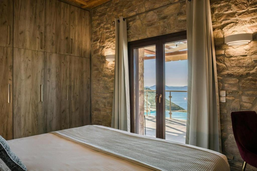 Postel nebo postele na pokoji v ubytování Entheos Private Villa Fiskardo Kefalonia Greece