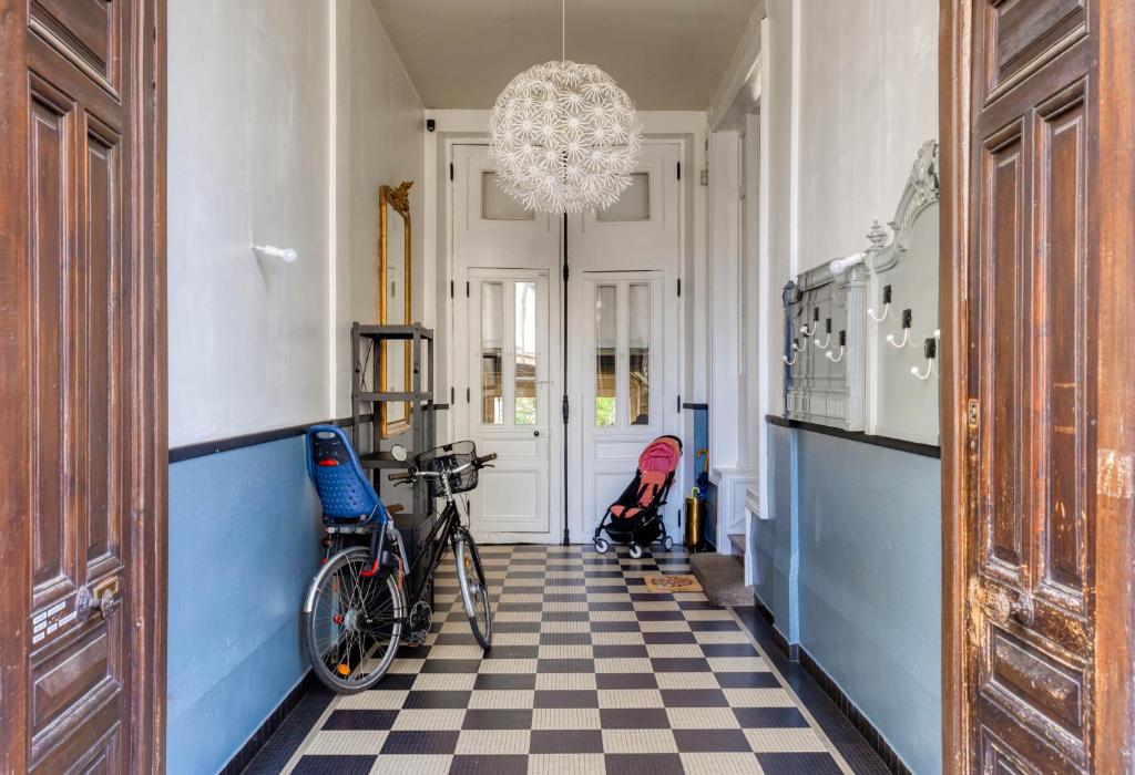 einen Flur mit Fahrrad und Kinderwagen in der Unterkunft Grande maison kids friendly avec jardin in Angers