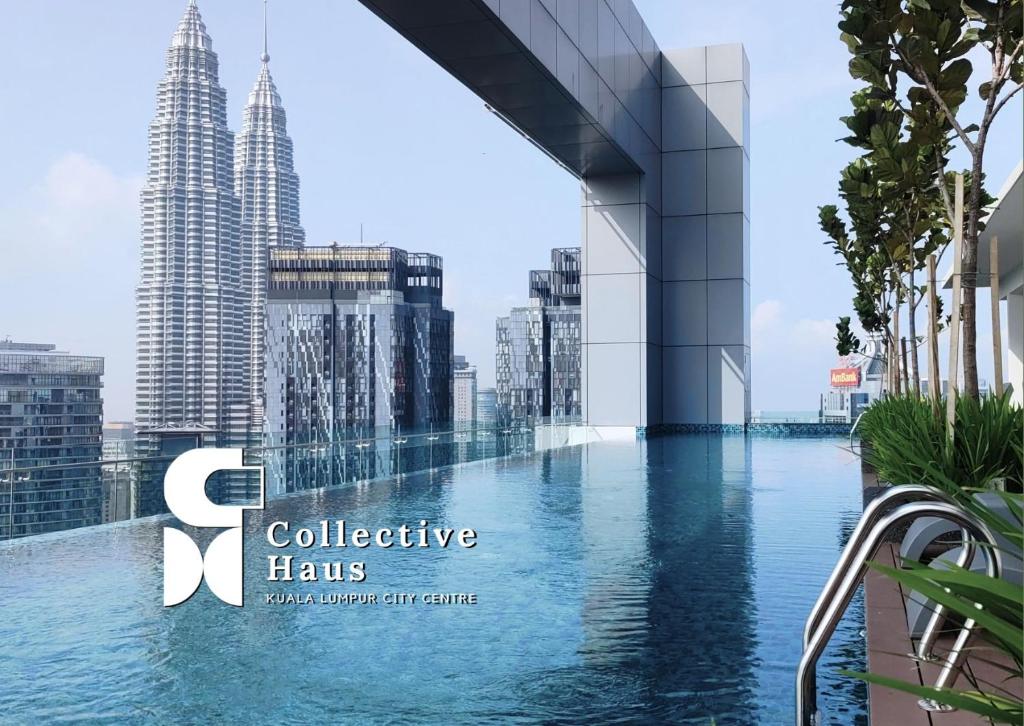 uma vista para o centro da cidade de Kuala Lumpur a partir da piscina de beiral infinito em Royce Residence Kuala Lumpur by Collective Haus em Kuala Lumpur
