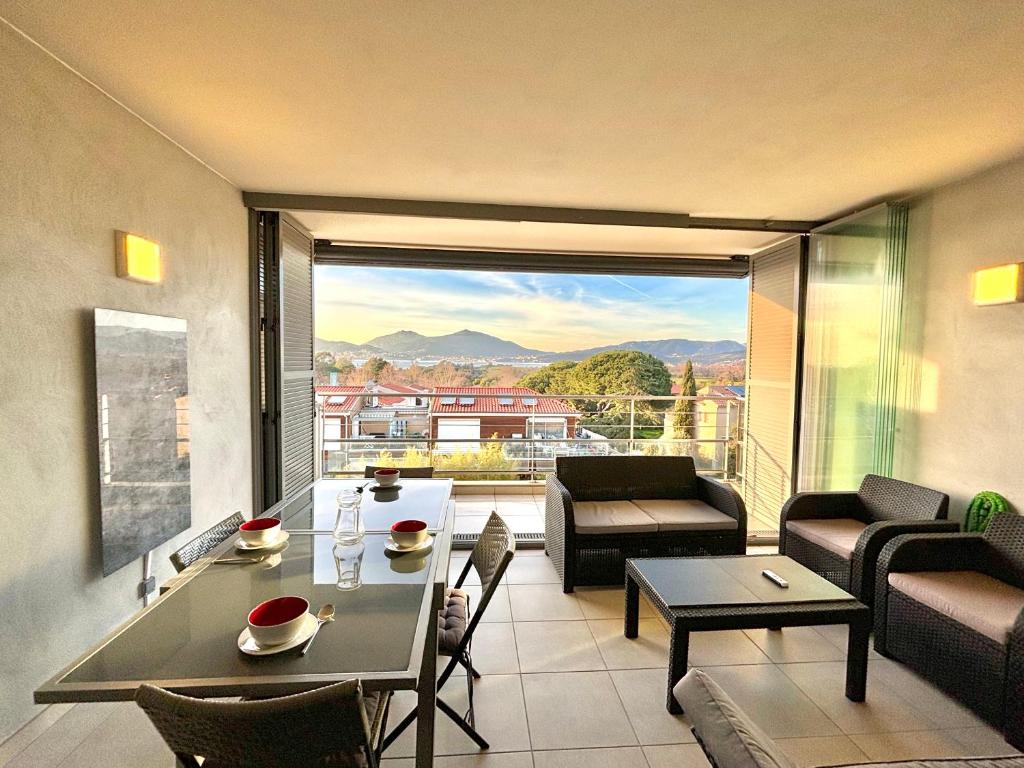 - un salon avec vue sur un balcon dans l'établissement Appartement L'Ambiente 2 PORTICCIO, à Porticcio