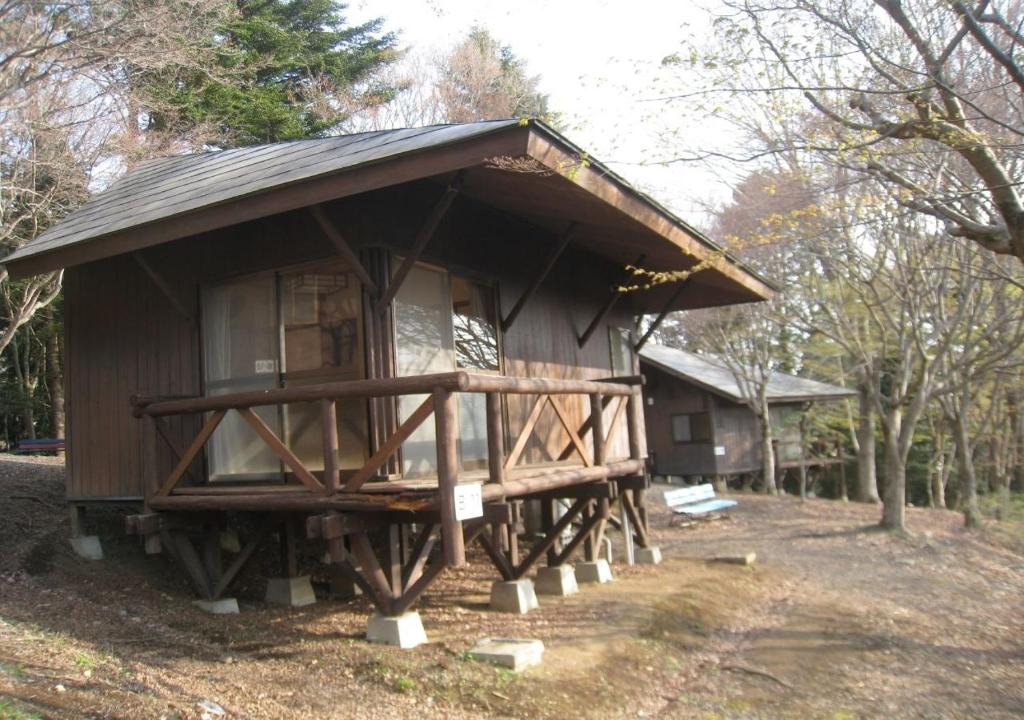 una piccola casa con tetto di gamberetti di Gozenyama Youth Travel Village - Vacation STAY 46760v 