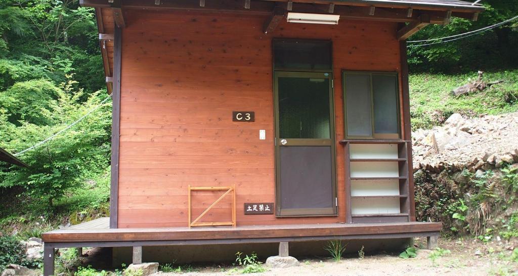 Budova, kde se kemp nachází