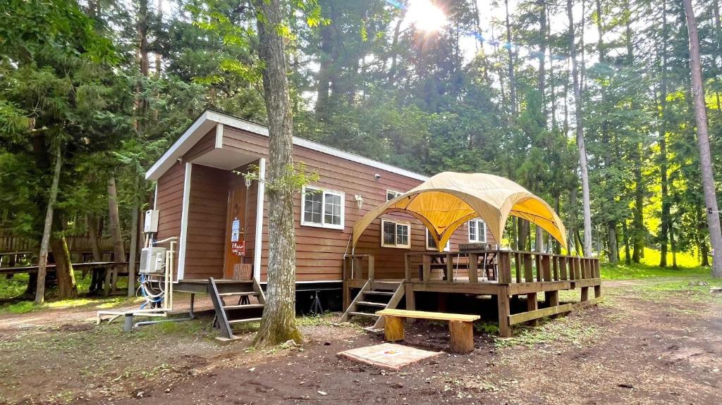 uma cabana na floresta com um gazebo em Work Shop Camp Resort Forest and Lake Paradise - Vacation STAY 85272v em Fujikawaguchiko