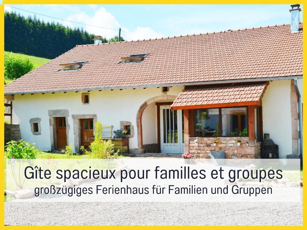 een huis met een bord waarop staat "cadeau mus vier families en groepen" bij Chez Louna - Grand Gîte in Aumontzey