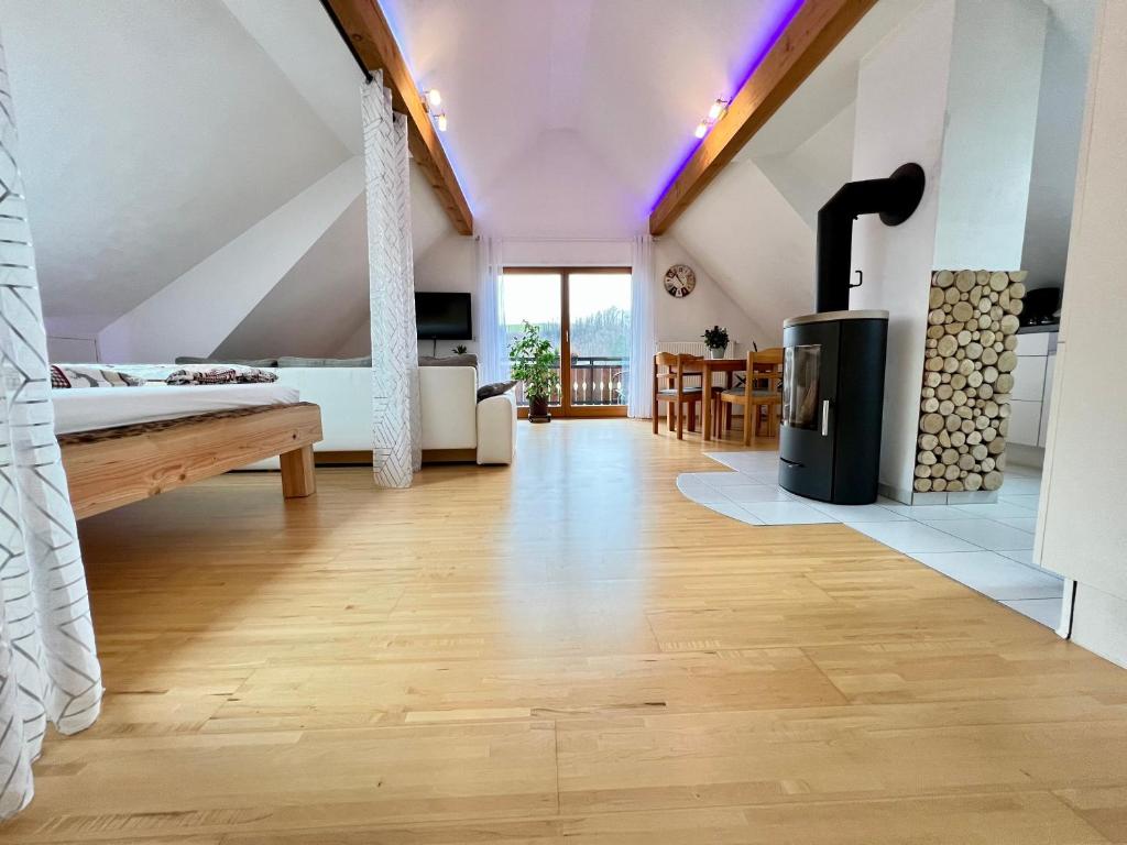 uma sala de estar com piso em madeira e uma lareira em Ferienapartment Huber em Oberkirch