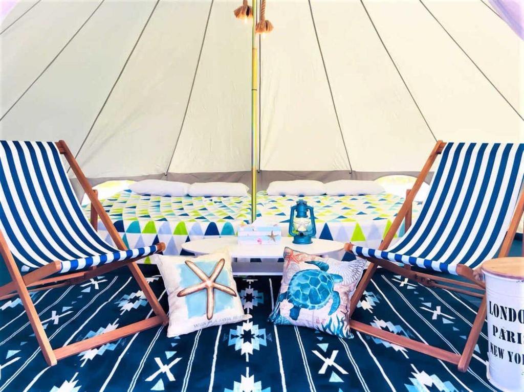 twee stoelen en een tafel in een tent bij GRAN BLUE - Vacation STAY 46768v in Hongō