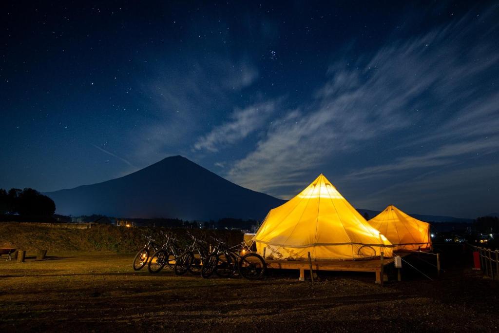 zwei Zelte und Fahrräder, die nachts auf einem Feld geparkt sind in der Unterkunft Mt, FUJI SATOYAMA VACATION - Vacation STAY 85278v in Kami-ide