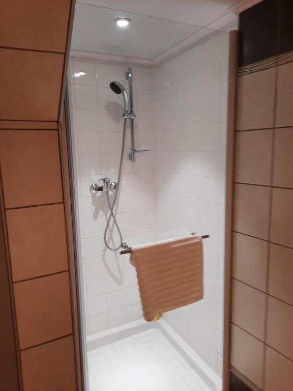 een badkamer met een douche en een handdoek aan de muur bij le bolca in Sausses