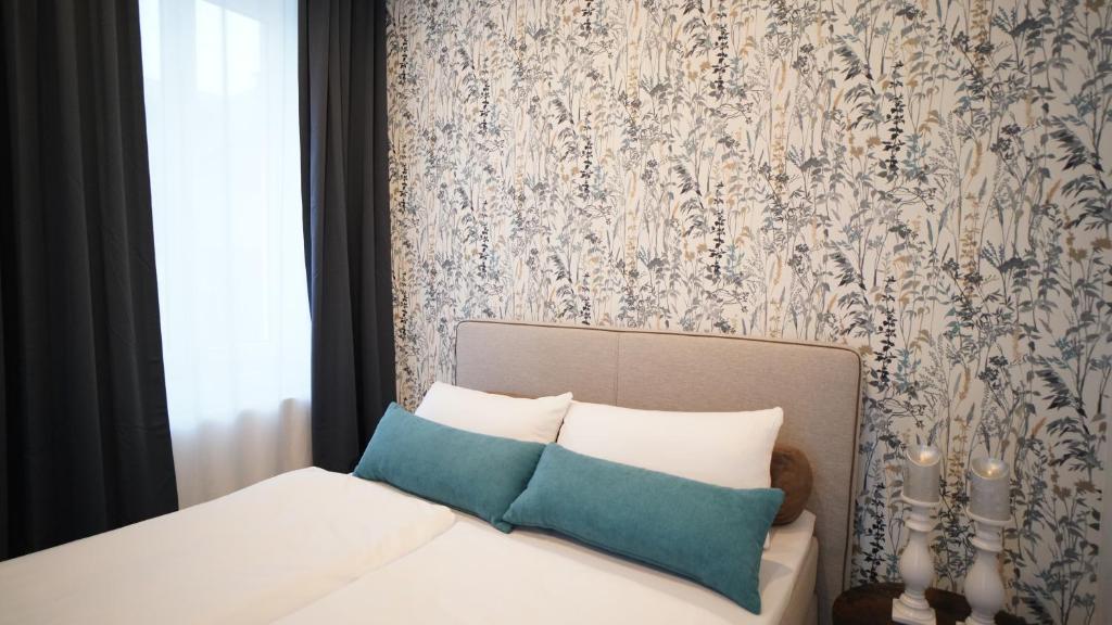 Postel nebo postele na pokoji v ubytování Hotel Böke Lörrach