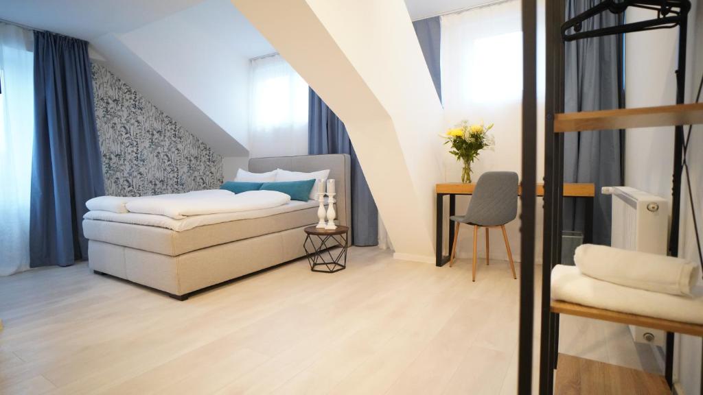 Postel nebo postele na pokoji v ubytování Hotel Böke Lörrach