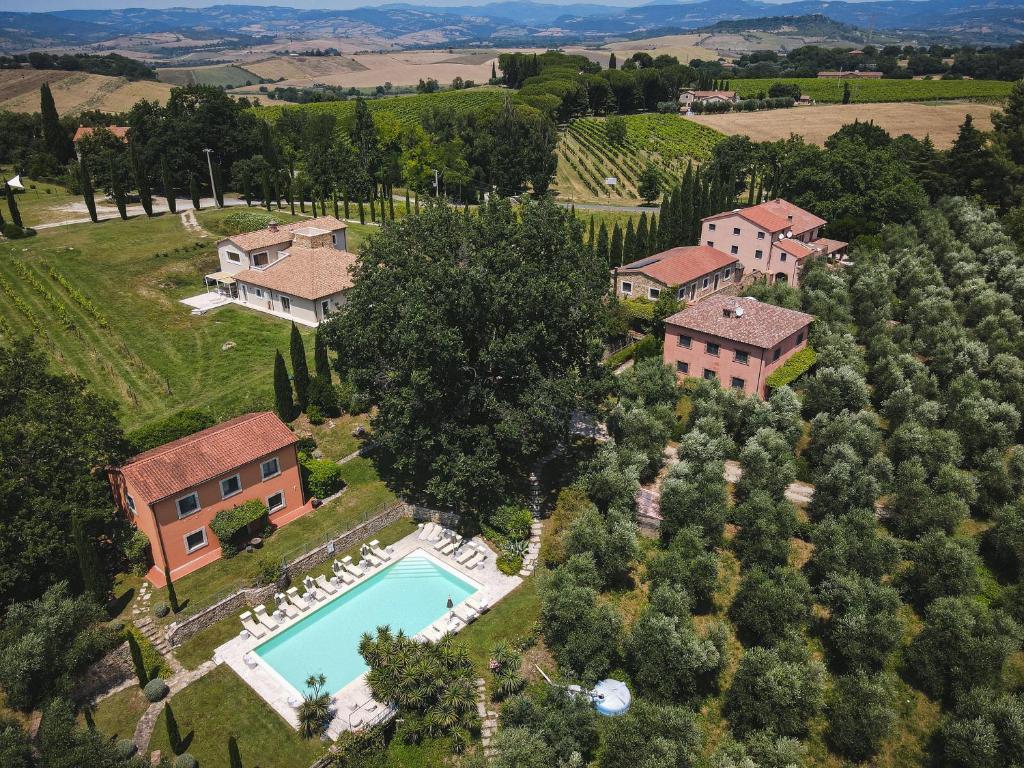 vista aerea su una tenuta con piscina di Relais Ciavatta Country Hotel a Montemerano