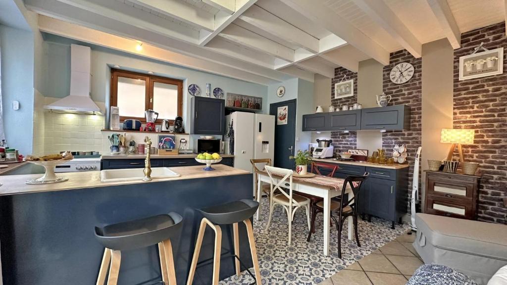 een keuken met een aanrecht en een tafel en stoelen bij Villa gabrielle in Châteauponsac