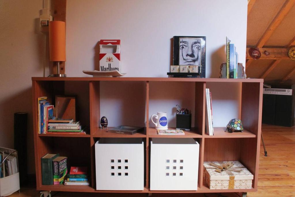 un estante de libros con dos cajas blancas. en Lisbon Explorer's Hideaway: Your Perfect Spot en Lisboa