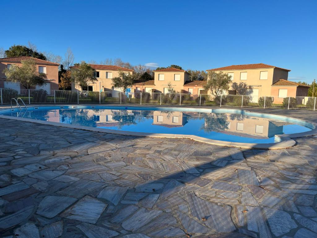 - une piscine avec des reflets dans l'eau dans l'établissement Villa Melody Santa Maria Poggio, à Santa-Maria-Poggio