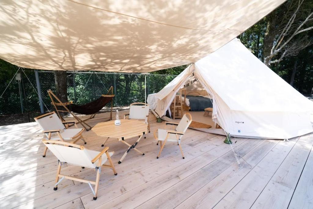 uma tenda com cadeiras, uma mesa e uma rede de descanso em Bunko Stay Haruhi - Vacation STAY 42139v 
