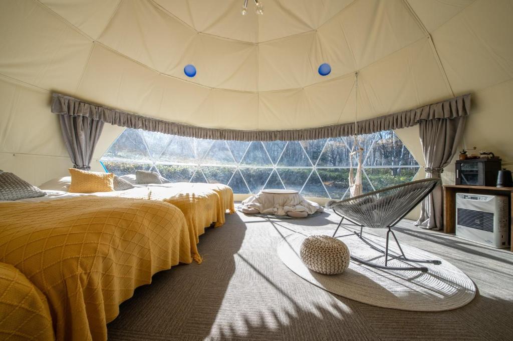 - une chambre avec 2 lits et une chaise dans une tente dans l'établissement Yufutsu-gun - Camp - Vacation STAY 42175v, à Shimukappu