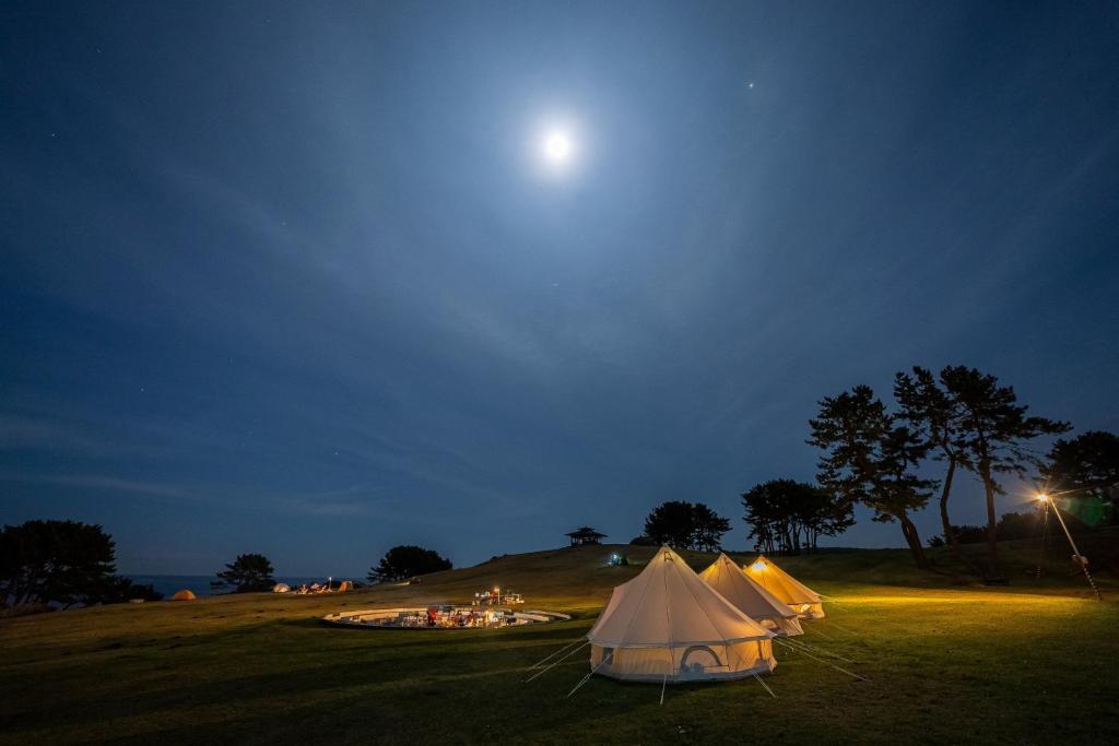 grupa namiotów na polu w nocy w obiekcie Tanesashi Campsite - Camp - Vacation STAY 42214v w mieście Hachinohe