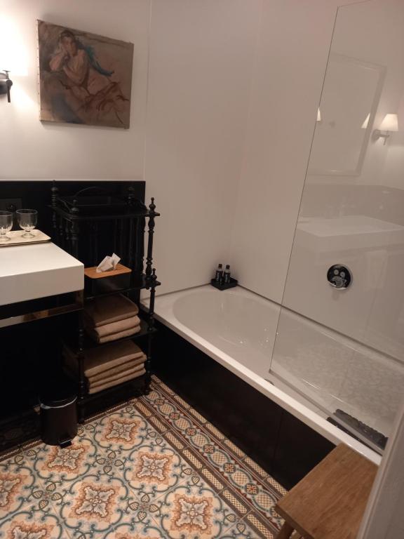 a bathroom with a bath tub and a sink at Huis Dujardin Bed&Breakfast in Antwerp